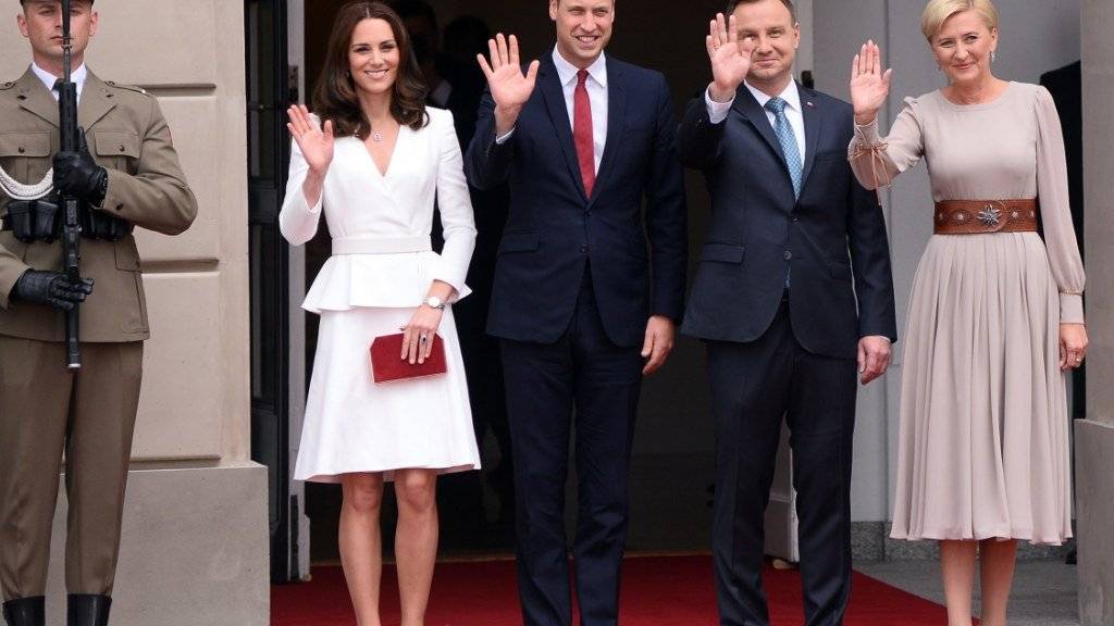 Prinz William und seine Frau Kate haben ihren Besuch in Polen begonnen. Zum Auftakt wurden sie von Staatspräsident Andrzej Duda (2. von rechts) und seiner Frau empfangen.