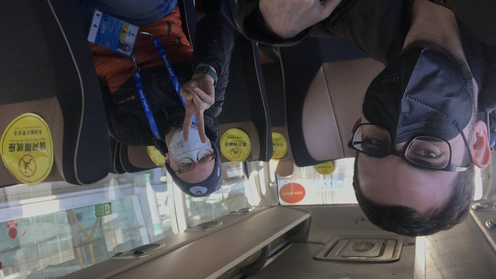 Lediglich ein Journalist aus der Slowakei und ich sitzen im Car vom Flughafen zum Hotel.