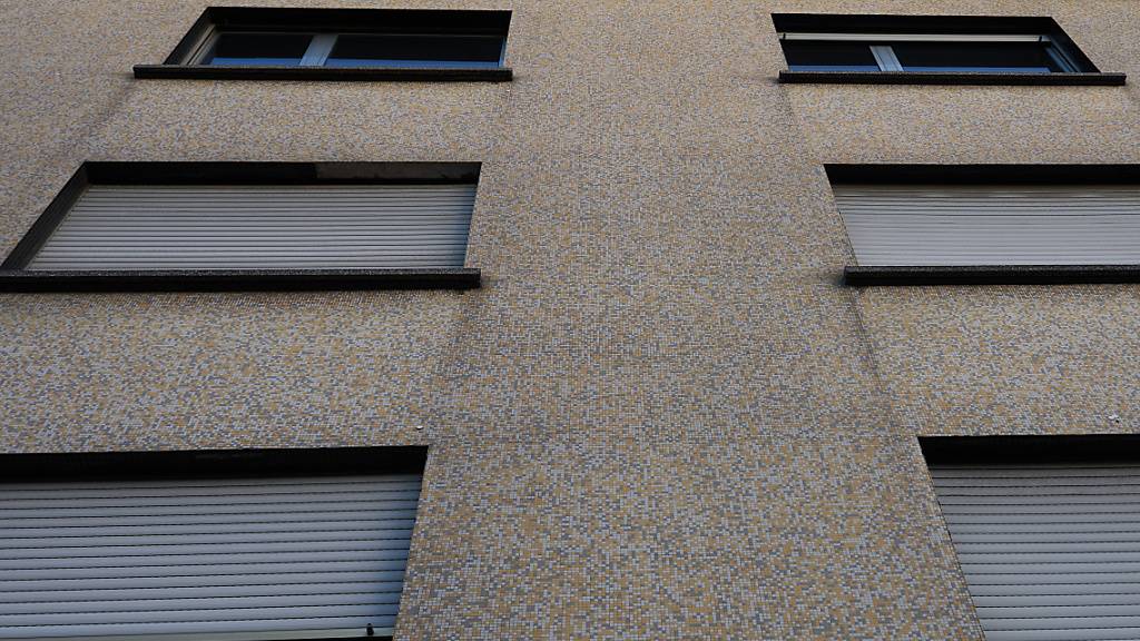 Blick auf ein Haus, in dem ein Paar aus Deutschland wohnt. Die Frau hatte Sicherheitskräfte kontaktiert und ihren Mann beschuldigt, sie seit Jahren gefangen gehalten und misshandelt zu haben. Die französische Justiz geht nicht von Freiheitsberaubung aus. Foto: Thomas Frey/dpa