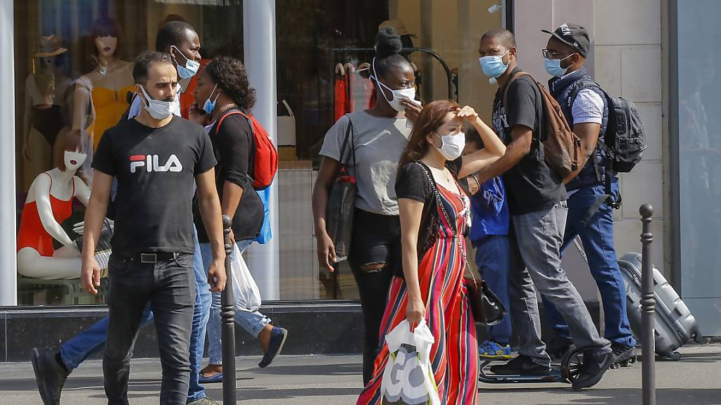 Den Franzosen ist wegen Corona die Kauflaune vergangen: Passanten am 21. August in Paris mit Schutzmasken.