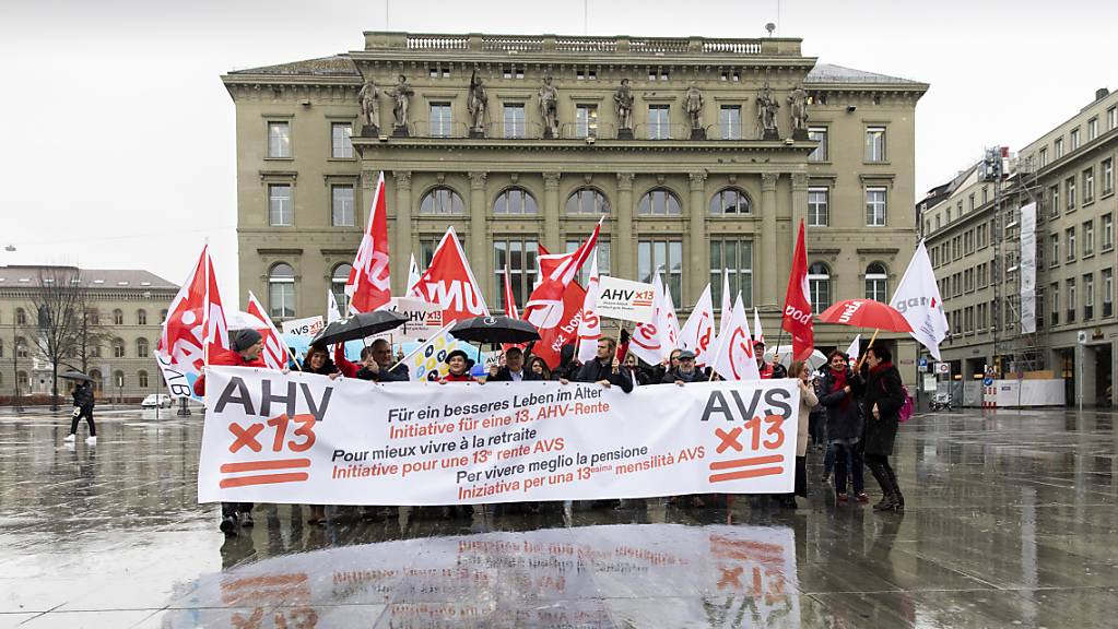 Gewerkschafter bei einer Aktion zur Lancierung der Volksinitiative für eine 13. AHV-Rente im März 2020 auf dem Bundesplatz in Bern. (Archivbild)