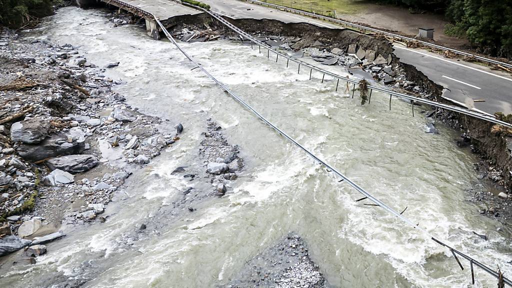 Zuerst repariert das Bundesamt für Strassen die vom Fluss Moesa weiter entfernte Fahrbahn in Richtung Süden.