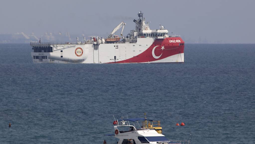 Das türkische Forschungsschiff «Oruc Reis» (hinten) liegt vor der Küste von Antalya im Mittelmeer. Das türkische Forschungsschiff ist nach monatelanger umstrittener Erkundung von Erdgasvorkommen im östlichen Mittelmeer in die Türkei zurückgekehrt. Foto: Burhan Ozbilici/AP/dpa