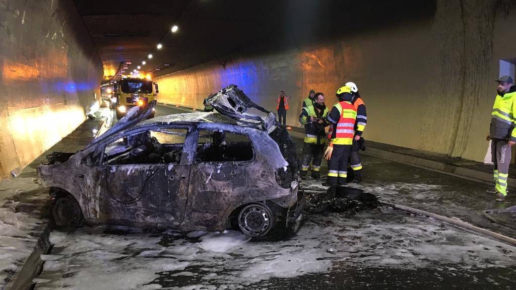 Im Pfändertunnel in Vorarlberg verunfallte am Sonntagabend eine 27-jährige Frau. Ihr Aut brannte komplett aus.