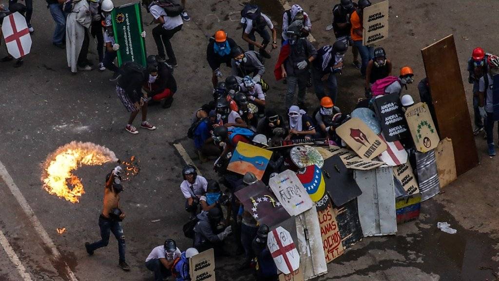 Bei den Protesten gegen die Regierung in Venezuela sind bereits 60 Menschen ums Leben gekommen.