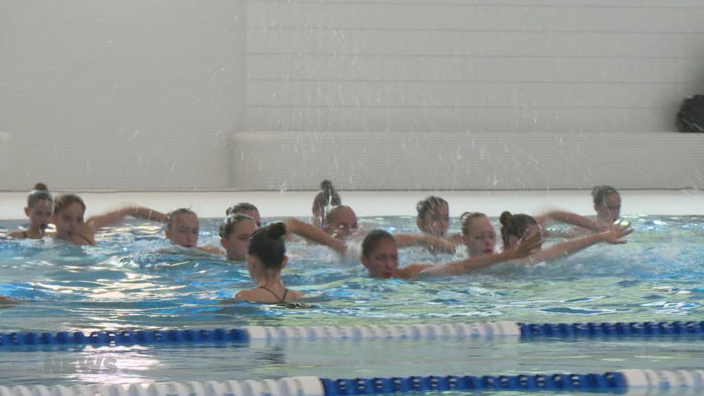 Erste Sprünge ins neue Becken der Neufeld-Schwimmhalle