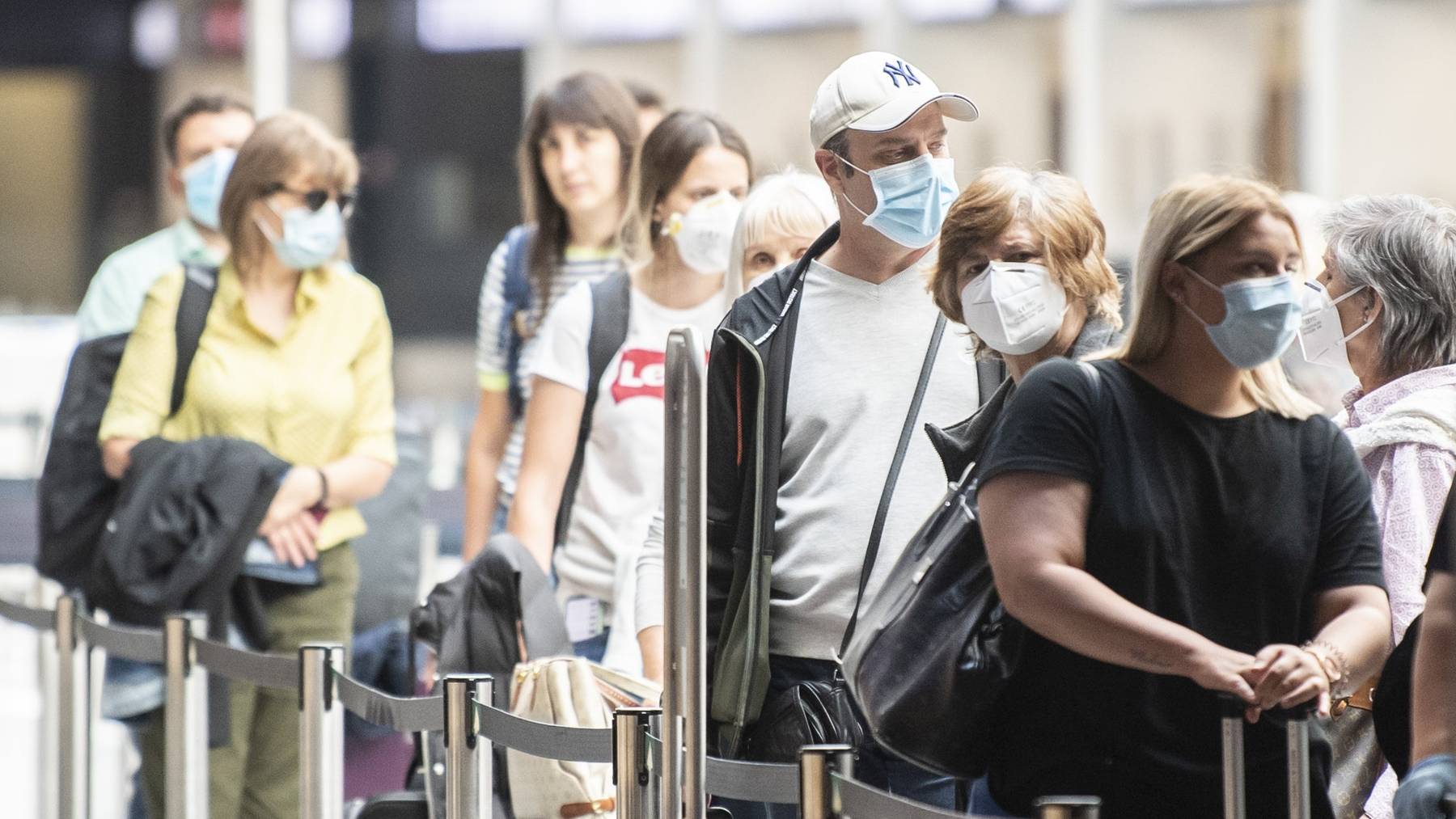 «Keine Einzelfälle»: Nicht wenige Menschen aus der Schweiz haben sich seit Mitte Juni im Ausland mit dem Coronavirus angesteckt. (Symbolbild)