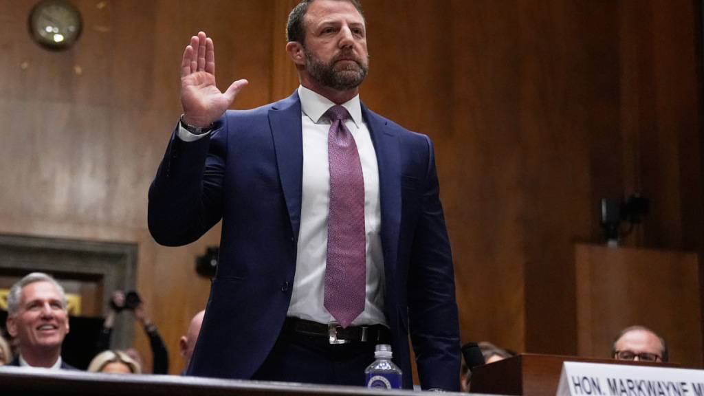 ARCHIV - Senator Markwayne Mullin, US-Präsident Trumps Kandidat für das Amt des Heimatschutzministers, wird vereidigt, bevor er während einer Anhörung des Senatsausschusses für Heimatschutz und Regierungsangelegenheiten aussagt. Foto: Manuel Balce Ceneta/AP/dpa