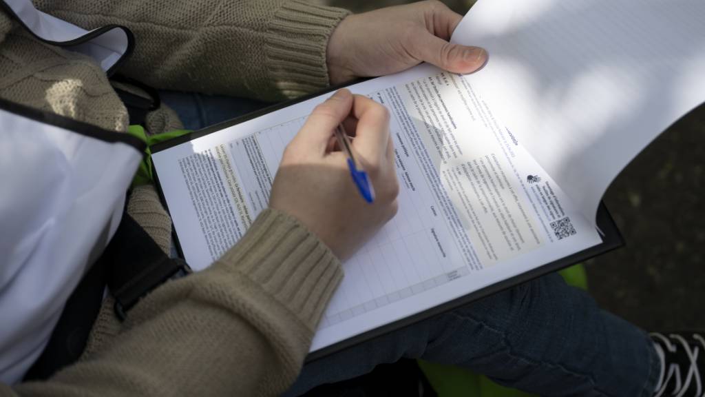 Für ein Referendumsbegehren müssen im Kanton Freiburg 6000 gültige Unterschriften innert 90 Tagen gesammelt werden. Das schafften die Gewerkschaften und Personalverbände nicht. (Symbolbild)