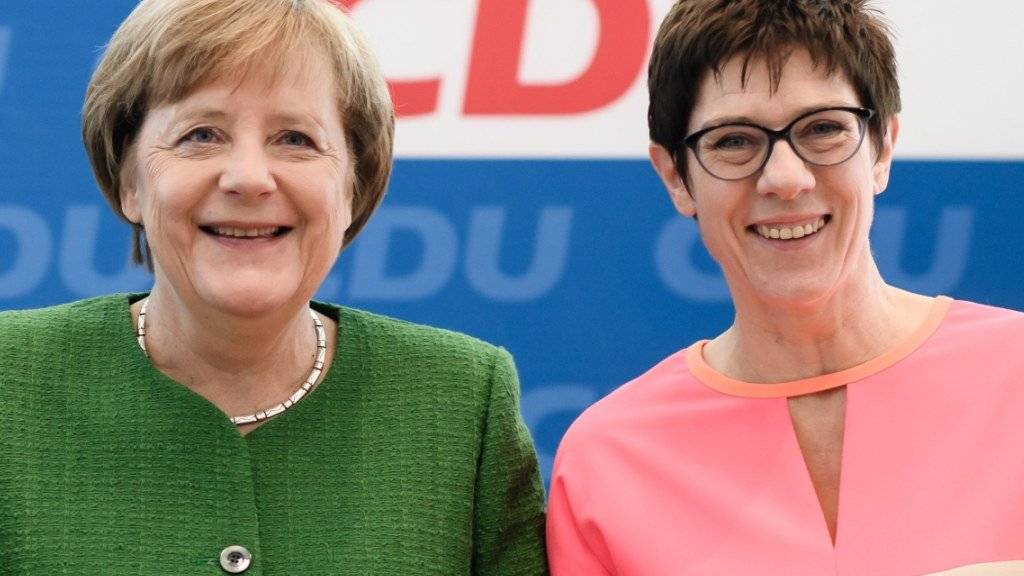 CDU-Chefin Angela Merkel und die für das Amt der CDU-Generalsekretärin nominierte Annegret Kramp-Karrenbauer freuen sich über die Zustimmung der Parteispitze.