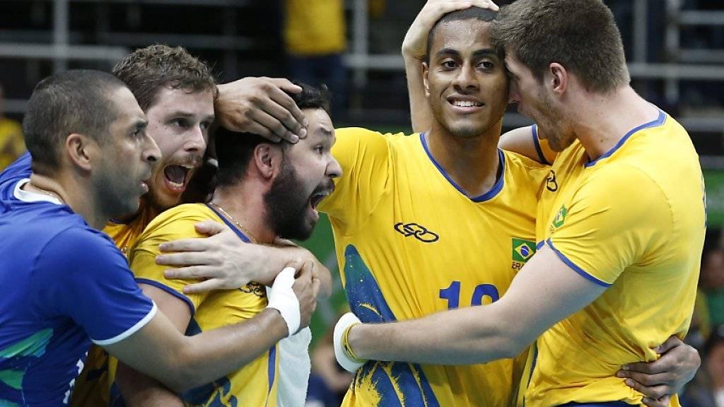 Brasiliens Volleyballer jubeln nach dem Viertelfinal-Sieg gegen Argentinien
