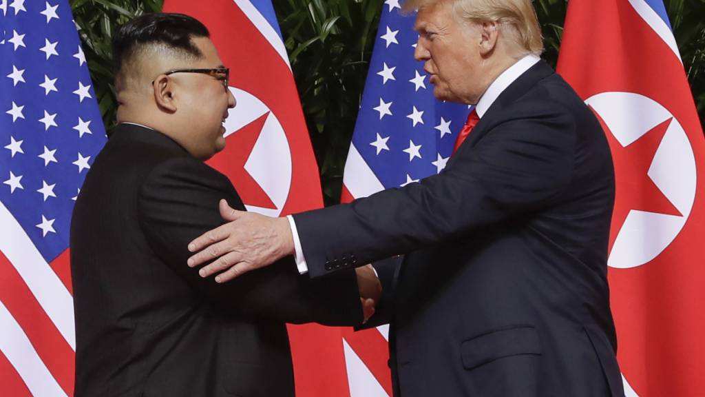 ARCHIV - US-Präsident Donald Trump (r) schüttelt dem nordkoreanischen Machthaber Kim Jong Un die Hand. Foto: Evan Vucci/AP/dpa