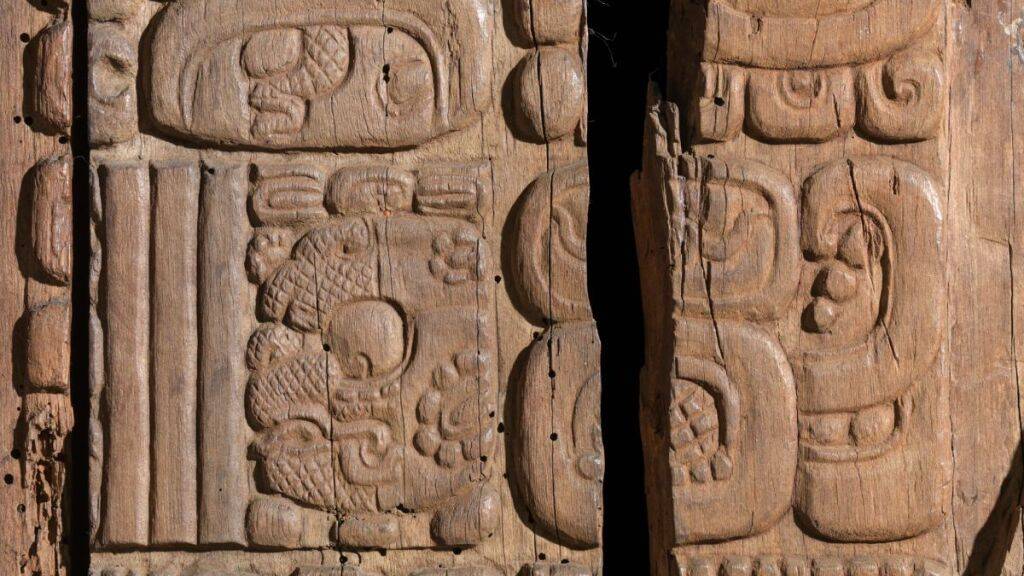 Die berühmten Tikal-Tafeln im Museum der Kulturen Basel.