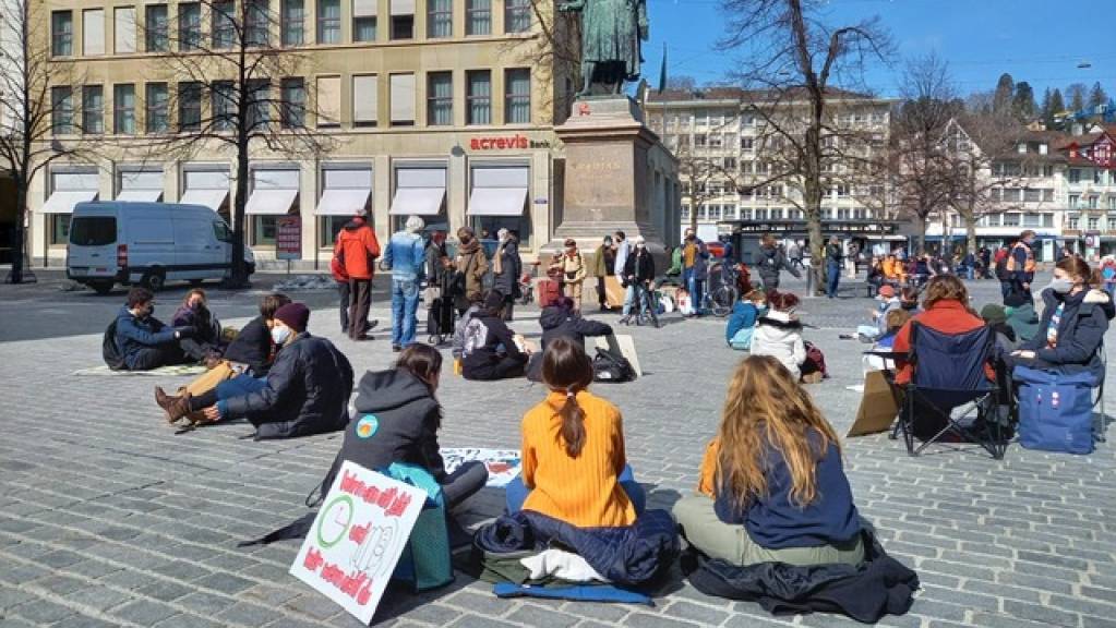 Am Freitagmittag versammelten sich in beim Vadian Denkmal in St. Gallen rund 100 Personen zum Klima-Sitzstreik.