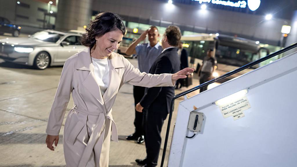 dpatopbilder - Die deutsche Außenministerin Annalena Baerbock steigt am Flughafen von Abu Dhabi in die Regierungsmaschine, ein Airbus A340-300. Foto: Sina Schuldt/dpa