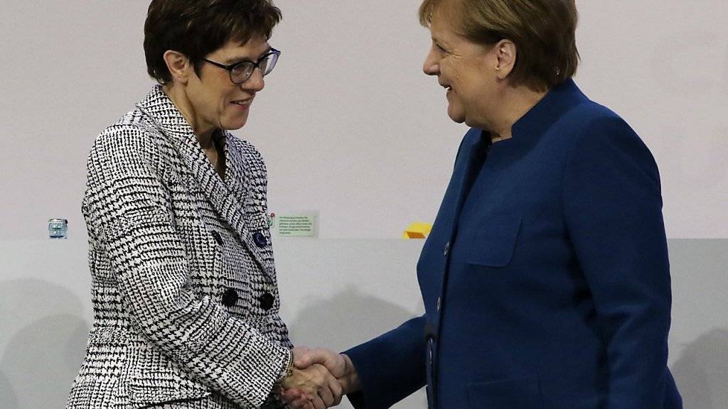 Die alte und die neue Parteichefin der CDU. Annegret Kramp-Karrenbauer (links) übernimmt das Zepter von Angela Merkel