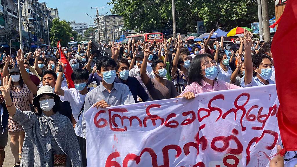 Demonstranten in Myanmar marschieren bei einer Flashmob-Kundgebung gegen die Militärjunta durch die Strassen.