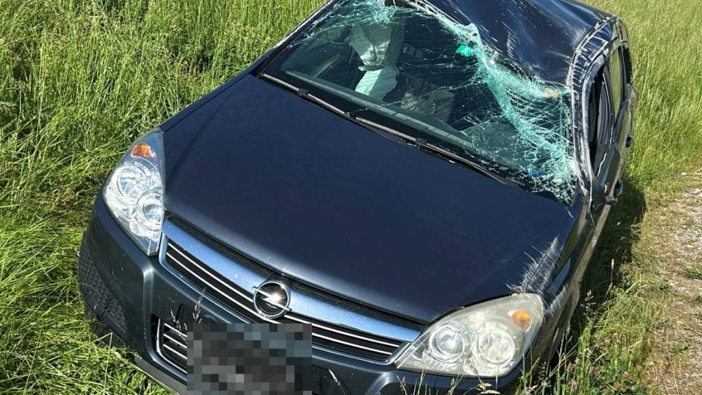 Das Auto überschlug sich gemäss der Polizei mehrfach.