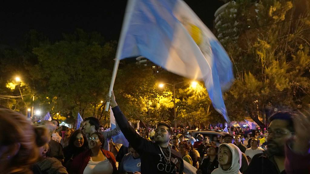 Anhänger des Präsidentschaftskandidaten Arevalo feiern den Sieg. Die unterlegene Partei fechtet den Sieg jetzt an. Foto: Moises Castillo/AP
