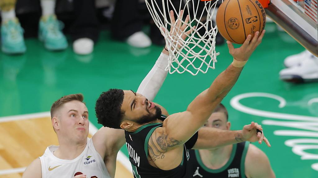 Jayson Tatum (am Ball) strebt mit den Boston Celtics den 19. NBA-Titel der Klubgeschichte an