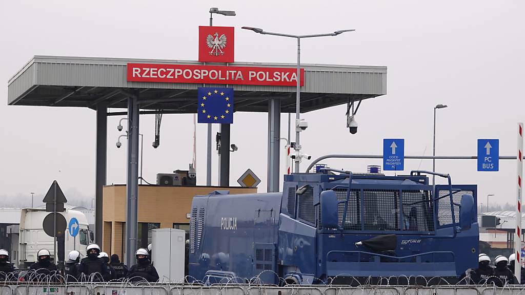 Polnische Sicherheitskräfte und ein Wasserwerfer stehen hinter dem gesperrten Grenzübergang Brusgi (Belarus) und Kuznica (Polen). 