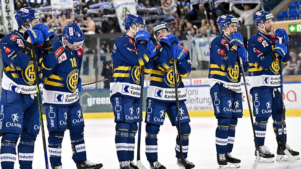 Hängende Köpfe beim HC Davos nach dem 3:4 nach Verlängerung gegen Ambri - obwohl dieses Resultat zur Rückkehr auf Platz 1 ausreichte