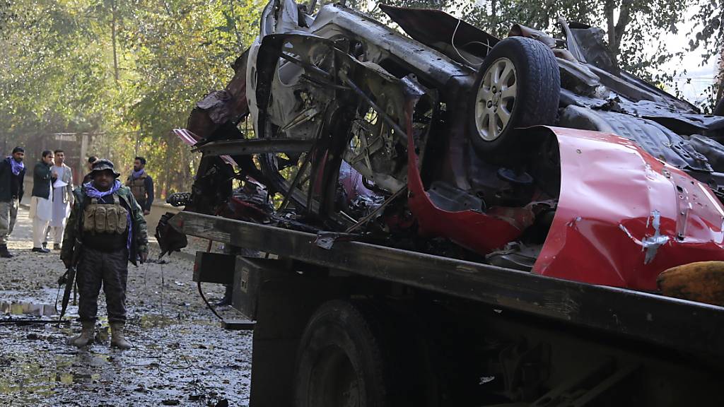 ARCHIV - Tatort nach dem ein afghanischer Journalist in seinem Auto von einer Bombe getötet wurde. Seit Beginn der afghanischen Friedensgespräche im September 2020 sind elf Journalisten und Menschenrechtsaktivisten getötet worden. Foto: Mariam Zuhaib/AP/dpa
