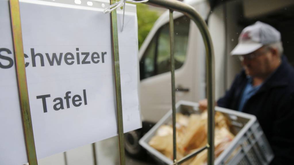 Die Schweizer Tafel sammelt Lebensmittel von 450 Filialen der Grossverteiler und bringt sie zu 500 sozialen Institutionen. (Archivbild)
