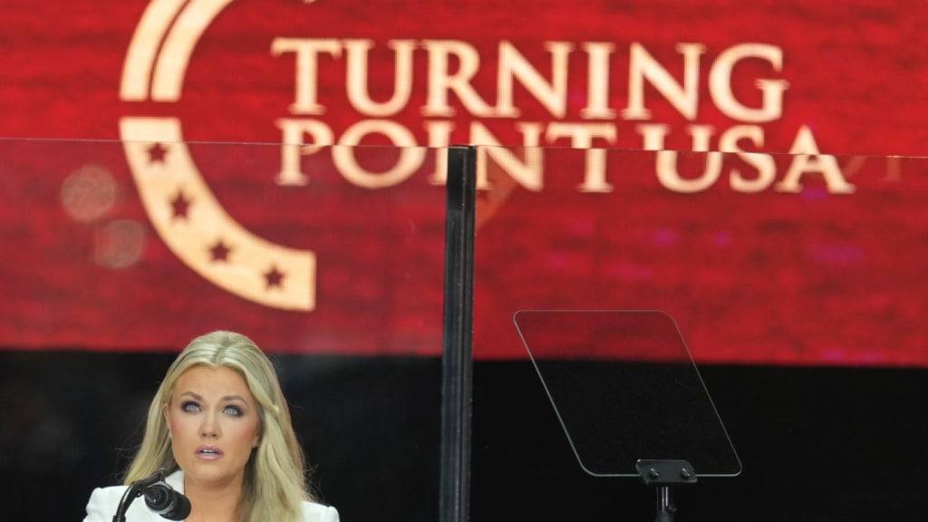 ARCHIV - Erika Kirk spricht bei der Trauerfeier für ihren Mann Charlie Kirk im State Farm Stadium. Foto: Ross D. Franklin/AP/dpa/Archivbild