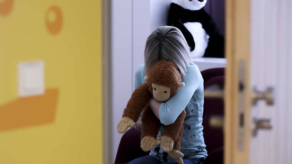 Das Präventionsangebot für Personen mit sexuellen Interessen an Kindern hat sich entwickelt, weist aber noch Lücken auf. (Symbolbild, gestellte Szene)