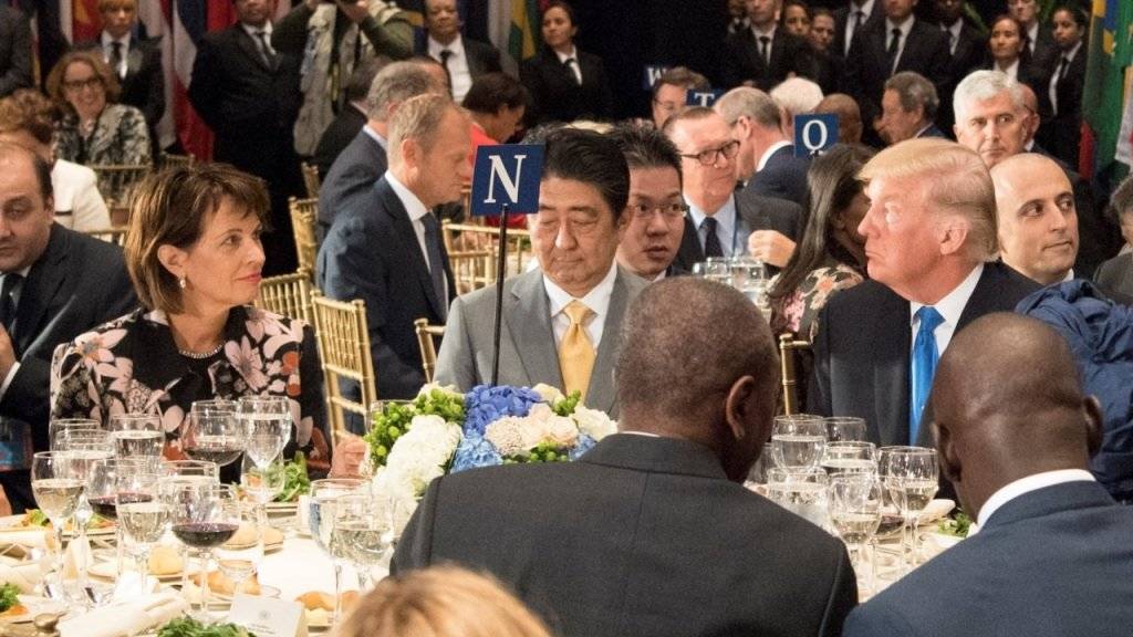 Hauptgang Rinderfilet: Die Schweizer Bundespräsidentin Doris Leuthard beim UNO-Mittagessen mit dem japanischen Premier Shinzo Abe und US-Präsident Donald Trump am Tisch.