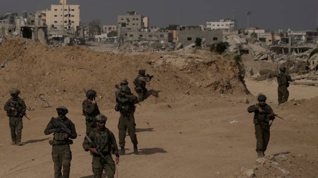 ARCHIV - Israelische Soldaten nehmen während einer Bodenoperation im südlichen Gazastreifen Stellung ein. Foto: Leo Correa/AP/dpa/Archivbild