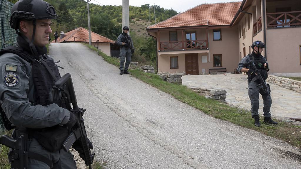 ARCHIV - Polizisten aus dem Kosovo sichern das Gelände vor dem Banjska-Kloster. Foto: Visar Kryeziu/AP/dpa