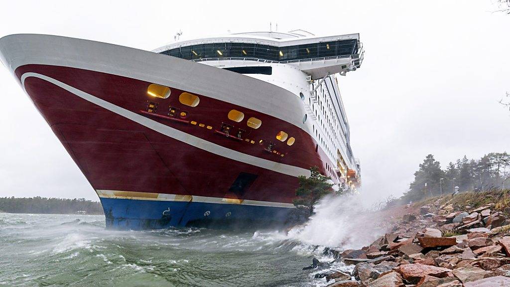 Das Fährschiff «Viking Grace» wyra mit 429 Menschen an Bord vor der finnischen Inselgruppe Åland auf Grund gelaufen. Foto: Niclas Nordlund/Lehtikuva/AP/dpa