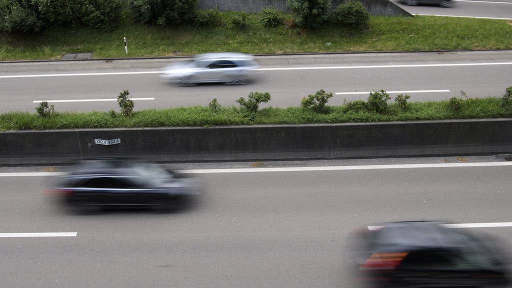 Die Gefahren von zu schnellem Autofahren werden in der Schweiz unterschätzt. (Symbolbild)