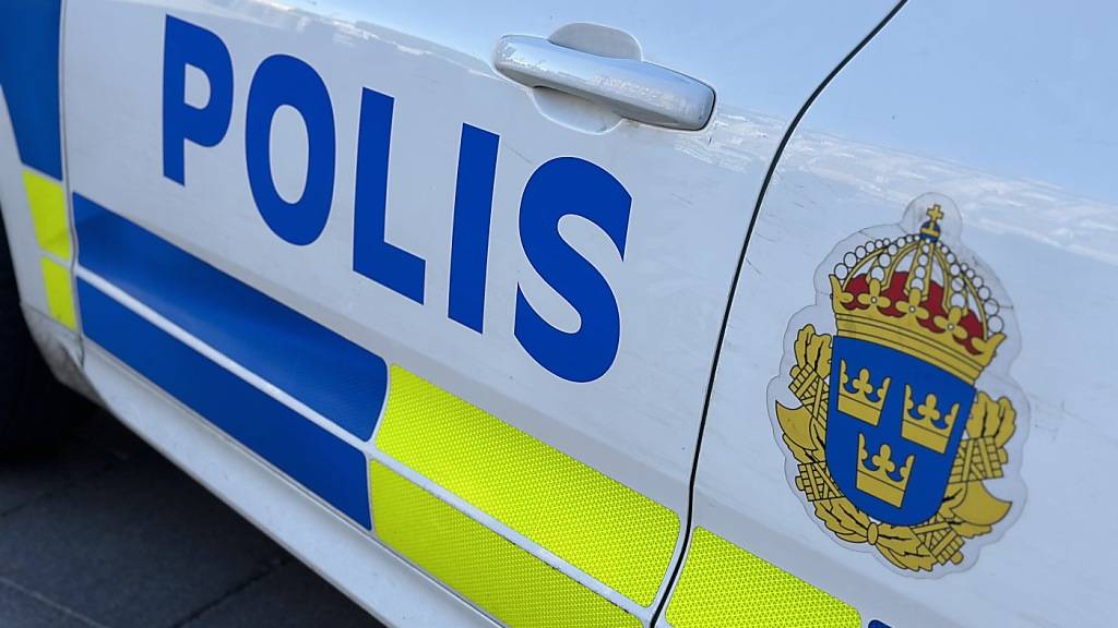 Ein Polizeiauto steht in der Altstadt von Stockholm. Foto: Steffen Trumpf/dpa