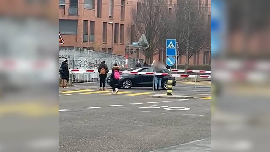 Beinahe-Unfall in Zürich-Affoltern: Auto bleibt auf Bahnübergang stehen