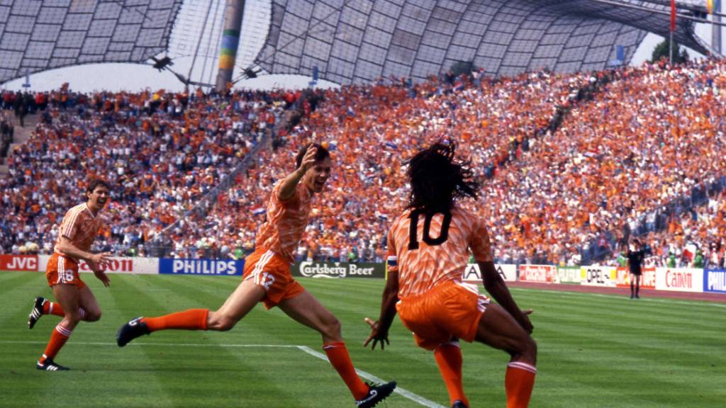 Marco van Basten und Ruud Gullit bejubeln den Sieg im Final in München gegen die Sowjetunion