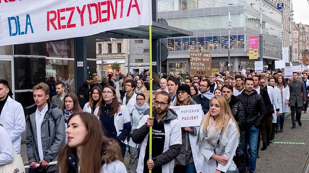 Immer mehr Medizinstudenten unterstützen den Hungerstreik von Assistenzärzten in zahlreichen Städten Polens. (Archivbild von Katowice)