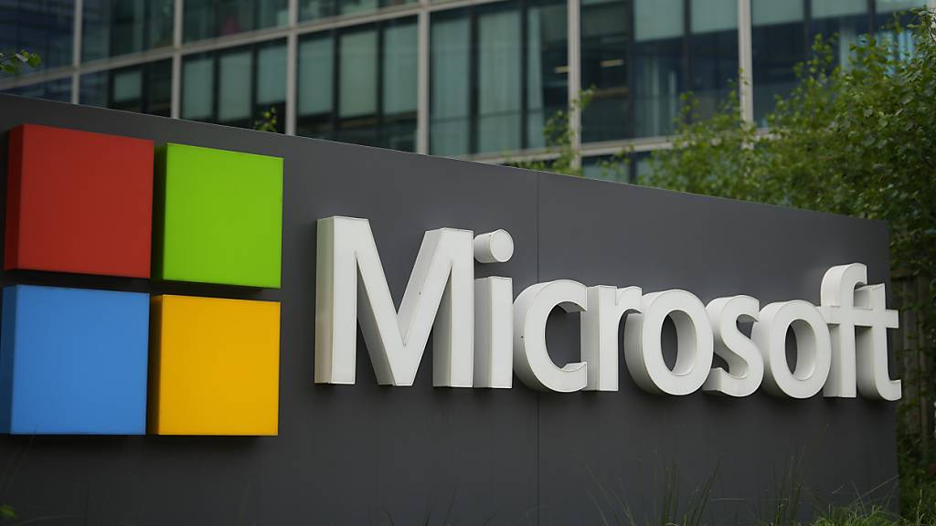 ARCHIV - Das Microsoft-Logo ist vor dem französischen Hauptsitz in Issy-les-Moulineaux, außerhalb von Paris, zu sehen. Foto: Thibault Camus/AP