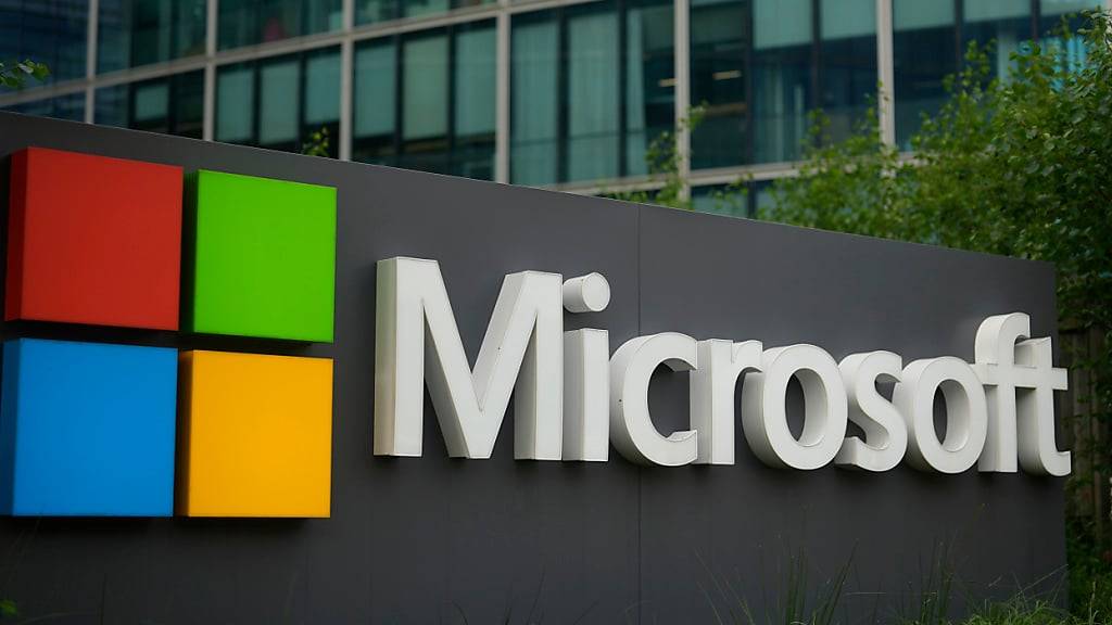 ARCHIV - Das Microsoft-Logo ist vor dem französischen Hauptsitz in Issy-les-Moulineaux, außerhalb von Paris, zu sehen. Foto: Thibault Camus/AP