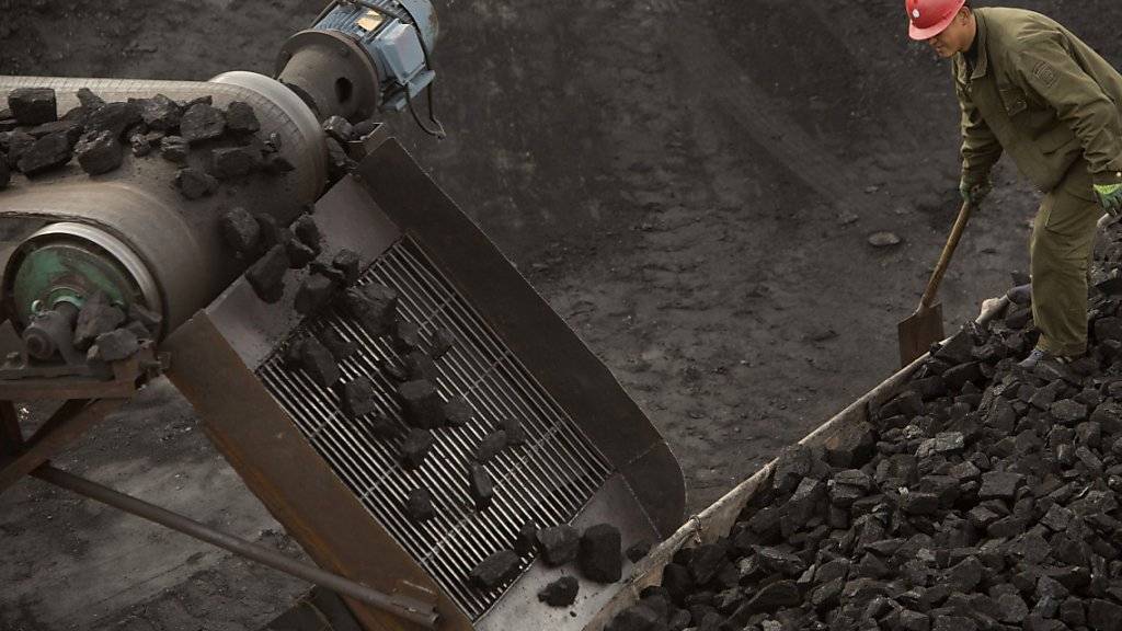 Kohlebergwerk in China: Der Versicherungskonzern Allianz rechnet damit, dass klimaschädliche Investments sich in Zukunft nicht mehr lohnen werden und verringert deswegen seine Investitionen in Kohleminen und dergleichen. (Symbolbild)