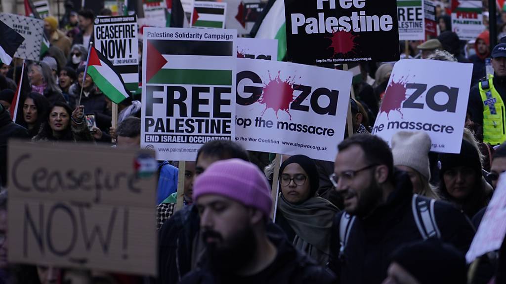 Zehntausende Menschen haben in London erneut für einen dauerhaften Waffenstillstand im Gazastreifen demonstriert. Foto: Alberto Pezzali/AP/dpa
