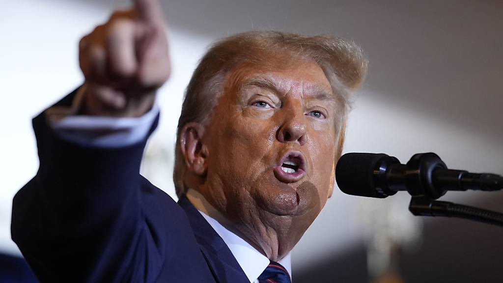 ARCHIV - Donald Trump, Bewerber um die Präsidentschaftskandidatur der Republikaner und ehemaliger Präsident der USA, spricht auf einer Vorwahl-Party. Foto: Matt Rourke/AP
