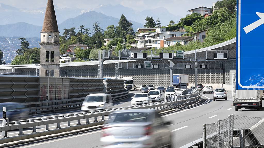 Zwischen Bissone und Mendrisio musste die Autobahn A2 nach intensiven Regenfällen aus Sicherheitsgründen vorübergehend gesperrt werden.