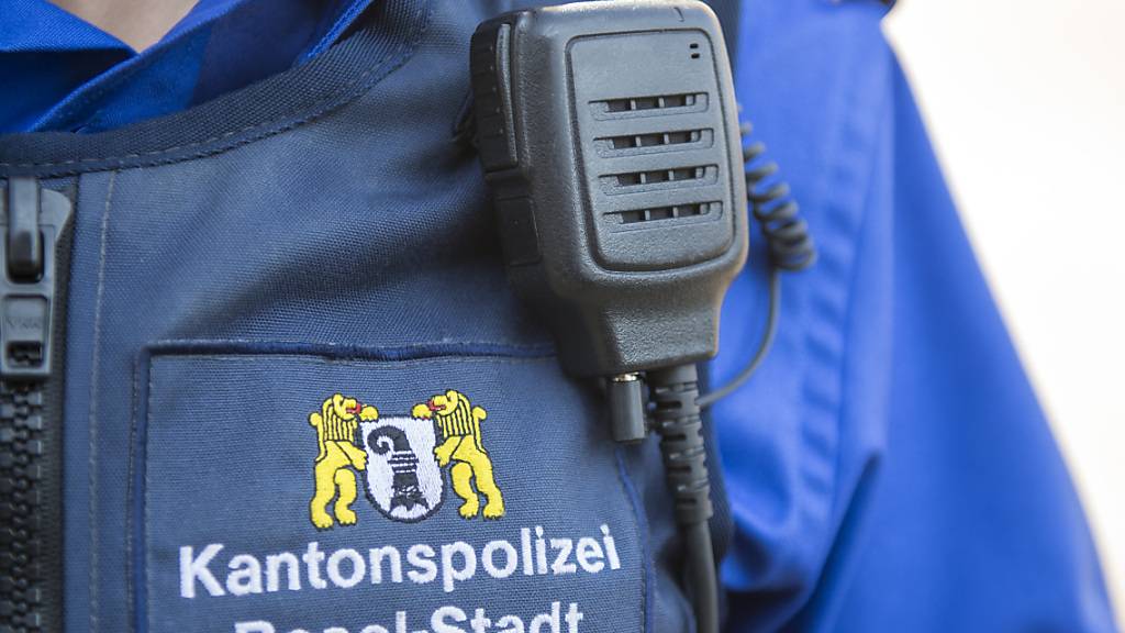 Ein 66-jähriger Mann ist bei einem Raub in Basel leicht verletzt worden. Die Polizei fahndet nach einer Frau und zwei Männern, die dem Mann das Handy geraubt und ihn geschlagen hatten. (Archivbild)