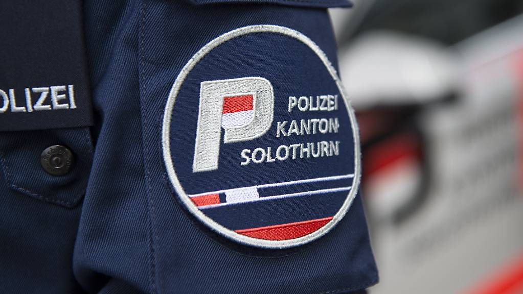 Die Solothurner Polizei fahndet nach einem Autofahrer, der vor einer Polizeikontrolle davongerannt ist. (Archivbild)