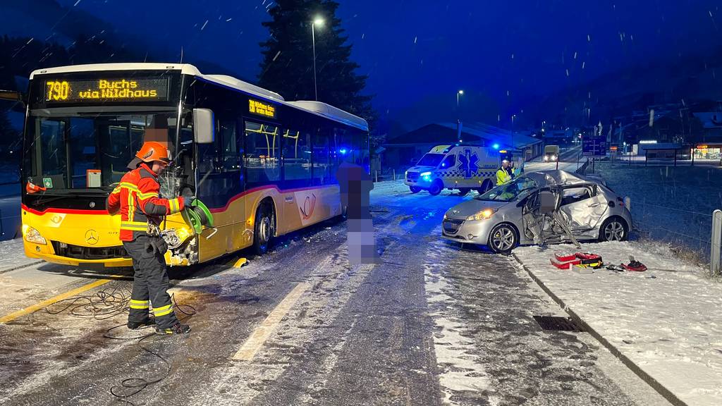 Dutzend Unfälle auf verschneiten Strassen – 23-Jähriger in Auto eingeklemmt