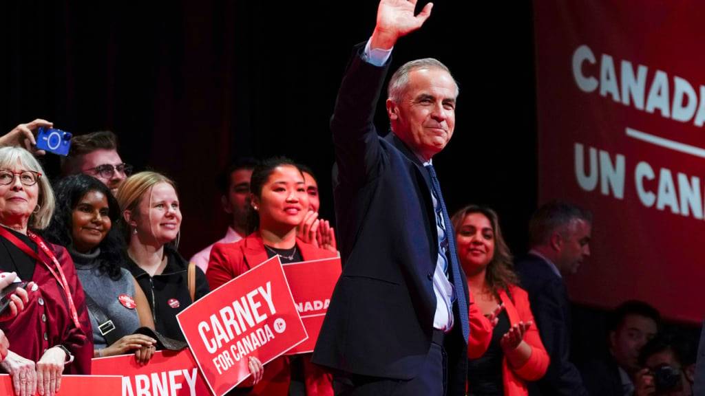 Der kanadische Premierminister Mark Carney winkt nach seiner Rede in seiner Wahlkampfzentrale, nachdem die Liberale Partei die kanadischen Wahlen in Ottawa gewonnen hat. Foto: Justin Tang/The Canadian Press/AP/dpa