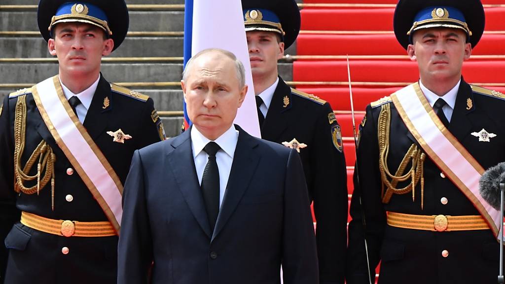 HANDOUT - Präsident Wladimir Putin dankt den Sicherheitsdiensten für ihren Einsatz beim Aufstand der Wagner-Söldner. Foto: Sergei Guneyev/Pool Sputnik Kremlin/AP/dpa - ACHTUNG: Nur zur redaktionellen Verwendung und nur mit vollständiger Nennung des vorstehenden Credits